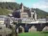 Estaing - Oude gotische brug over de Lot, de middeleeuwse huizen en het kasteel domineert de hele Estaing