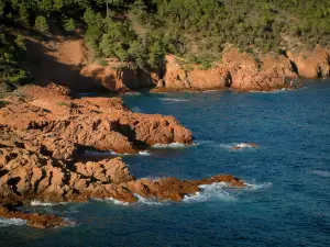Estérel massif - Red rocks (porphyry) of the wild coast (côte sauvage), forest and the Mediterranean Sea