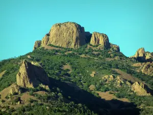 Estérel massif - Red cliffs (porphyry) overlooking trees and maquis (dense Mediterranean shrubland)