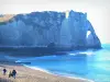 Étretat - Playa de bolos entre los excursionistas, mar (Canal Inglés) y el acantilado de Aval (acantilados), con su arca (Porte d'Aval)