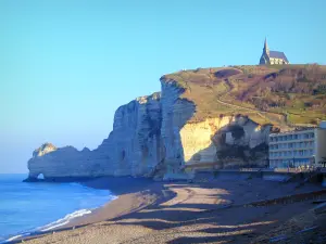 Étretat - Playa de piedras, mar (Canal Inglés), acantilado Upstream (acantilado de piedra caliza) y Notre-Dame-de-la-Garde-