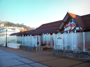 Étretat - Spielbank und Promenade des Badeortes