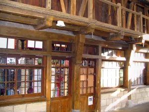 Étretat - Shop under market hall