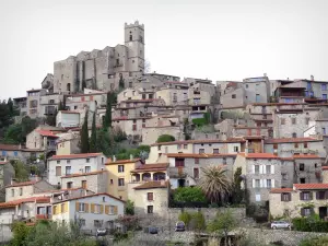 Eus - Iglesia de San Vicente de alta d'En vistas a las casas de la aldea de la montaña