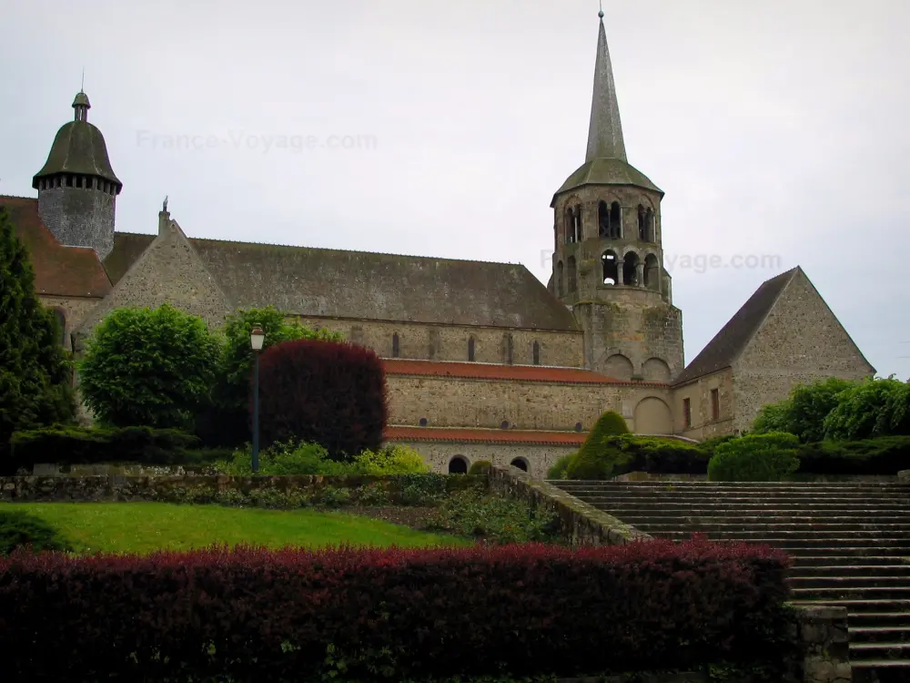 Évaux-les-Bains - Église Saint-Pierre-et-Saint-Paul de style roman, jardin arboré et escalier, dans le Pays de Combraille