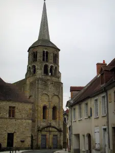 Évaux-les-Bains - Campanario de la Iglesia de San Pedro y San Pablo y las casas del balneario, en el Pays de Combraille