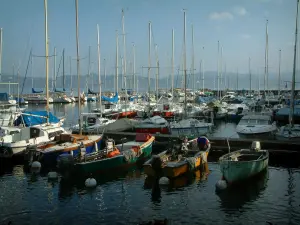 Évian-les-Bains - Marina met boten en zeilboten, het meer van Genève en de Zwitserse bank op de achtergrond