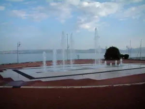 Évian-les-Bains - Fountains with view of Lake Geneva and the Swiss shore