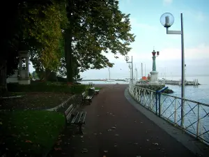 Évian-les-Bains - Shore with benches and trees, lampposts, lighthouse, port and Lake Geneva