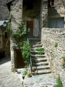 Évol - Stone house and its entrance staircase