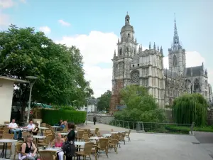 Évreux - Terrasse de café avec vue sur la cathédrale Notre-Dame