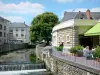 Evreux - Fassaden, Terrasse eines Cafés und Spazierweg am Ufer eines Arms des Flusses Iton