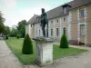 Evreux - Ehemaliges Kapuzinerkloster, und öffentliche Anlage (Park François Mitterrand) mit Standbild, zurückgeschnittenen Sträuchern und Rasenflächen