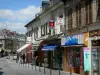 Evreux - Häuserfassaden und Einkaufsläden der Strasse Harpe