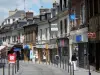 Évreux - Façades de maisons et commerces de la rue de la Harpe