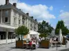 Evreux - Strassencafé, Kübelbäume, und Bauten der Stadt