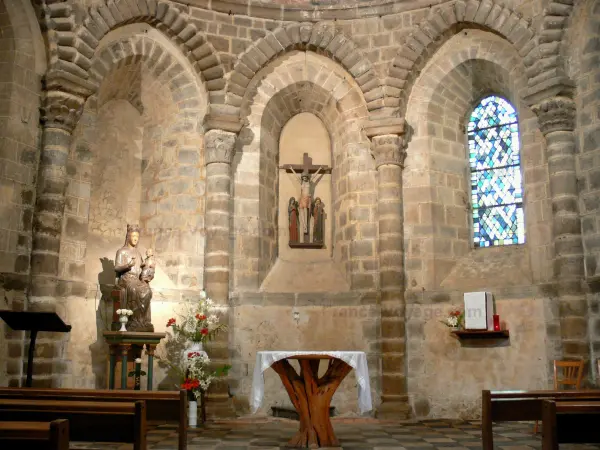 Évron basilica - Inside the Notre-Dame-de-l'Épine basilica: Saint-Crespin chapel: statue of Notre-Dame de l'Épine