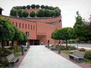 Évry - Allée bordée de bancs, d'arbres et de fleurs, et cathédrale de la Résurrection Saint-Corbinien avec son toit couronné de tilleuls