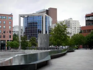 Evry - Gebäude, Bäume und Wasserbecken des Platzes Droits de l'Homme (Platz der Menschenrechte)