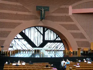 Évry - Dentro de la Catedral de la Resurrección de San Corbiniano: coro