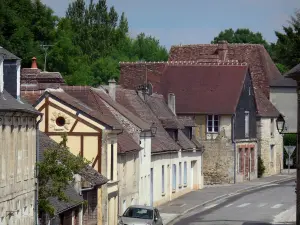 Exmes - Rue et maisons du village