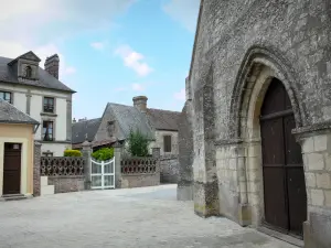 Exmes - Portail de l'église Saint-André et maisons du village