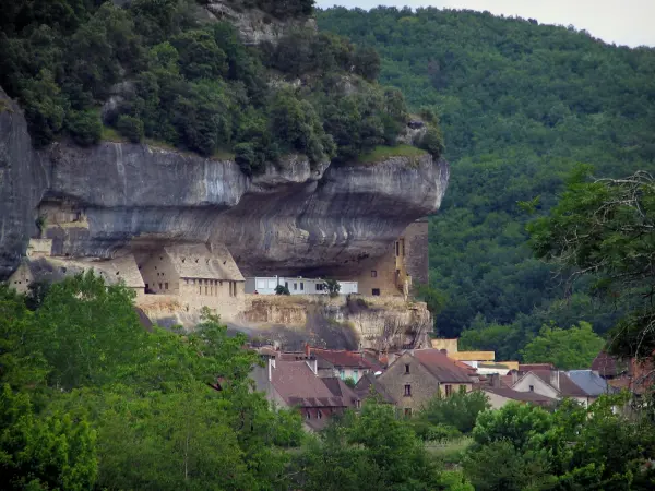 Les Eyzies-de-Tayac-Sireuil - Cliff castillo alberga el Museo Nacional de Prehistoria, casas de pueblo, los árboles y los bosques, en el Périgord