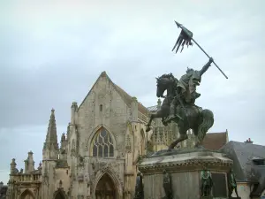 Falaise - Statue de Guillaume le Conquérant, église de la Trinité et ciel nuageux