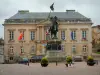 Falaise - Place avec statue de Guillaume le Conquérant et hôtel de ville (mairie)