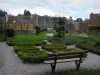 Felletin - Garten des Klosters mit Bank, Brunnen, Strassenleuchten, Alleen, Parterres und Rasen, Dächer der Häuser der Stadt im Hintergrund