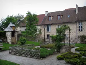 Felletin - Casas en el jardín y el claustro con la ciudad y, parterres, césped y farola