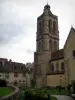 Felletin - Kirchturm (viereckiger Turm) der Kirche Moutier, Häuser der Stadt und Gartens des Klosters mit Strassenleuchten, Rasen und Sträuchern