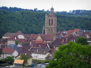 Felletin - Vista de la torre (torre cuadrada) de la iglesia de Moutier, las casas de la ciudad y el bosque (árboles)