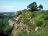 Fels Oëtre - Normannische Schweiz: Fels Oëtre (natürlicher Aussichtspunkt), auf der Gemeinde Saint-Philibert-sur-Orne, mit Blick auf die umliegende bewaldete Landschaft