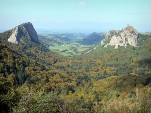 Felsen Tuilière und Sanadoire - Felsen Tuilière links, Felsen Sanadoire rechts und Wald; im Regionalen Naturpark der Vulkane der Auvergne, im Massiv Sancy (Berge Dore)
