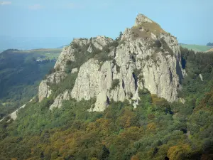 Felsen Tuilière und Sanadoire - Felsen Sanadoire und Wald; im Regionalen Naturpark der Vulkane der Auvergne, im Massiv Sancy (Berge Dore)