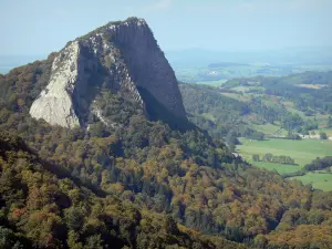 Felsen Tuilière und Sanadoire - Felsen Tuilière und Wald; im Regionalen Naturpark der Vulkane der Auvergne, im Massiv Sancy (Berge Dore)