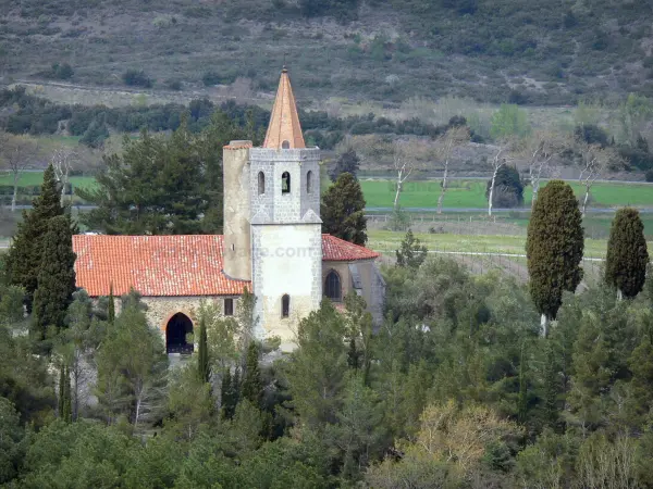 Fenouillèdes - Notre-Dame de Laval church (old hermitage), in Caudiès-de-Fenouillèdes, surrounded by greenery