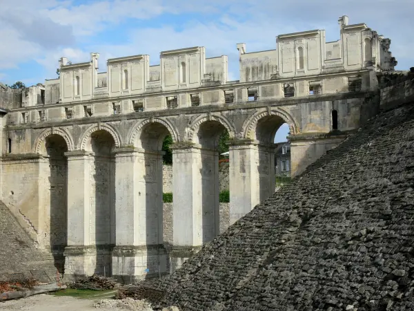 Fère-en-Tardenois - Resti del castello di Fère-en-Tardenois: bridge-rinascimentale galleria con cinque archi