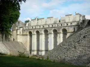 Fère-en-Tardenois - Resti del castello di Fère-en-Tardenois: bridge-rinascimentale galleria con cinque arcate che attraversa il gap