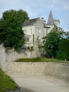 Fère-en-Tardenois - Fère castle (hotel establishment) surrounded by greenery
