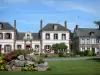 La Ferrière-sur-Risle - Mairie de La Ferrière-sur-Risle et décorations florales (fleurs)