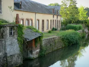 La Ferté-Bernard - Facade and its garden beside a branch of River Huisne