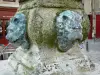 La Ferté-Bernard - Detail van de fontein van de Lions (fontein Carnot)