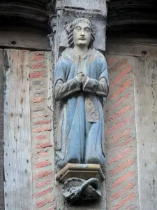 La Ferté-Bernard - Escultura en la fachada de una casa antigua con paredes de madera