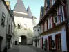 La Ferté-Bernard - Porte de Saint-Julien (city gate) y de la calle bordeada de casas Huisne