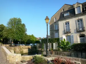 La Ferté-Bernard - Farola y casas a lo largo del agua