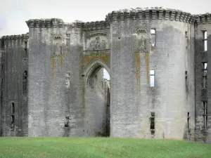 La Ferté-Milon - Gevel van het kasteel van de hertog van Orleans (Louis d'Orleans Kasteel)