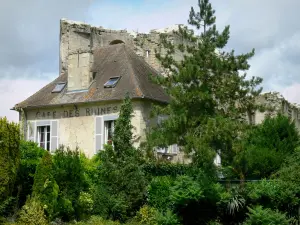 La Ferté-Milon - Signboard of the Café des ruines, remains of the castle, and greenery