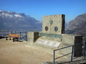 Die Festung Bastille - Stätte der Bastille (auf der Gemeinde Grenoble): Terrasse Géologues: Gedenkstein und Aussichtspunkt mit Blick auf Grenoble, das Isère Tal und die Berge ringsum
